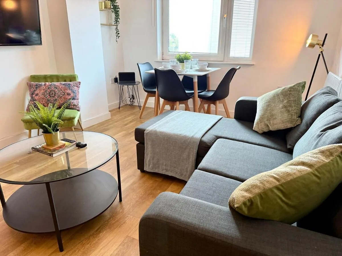 Charming 1BR Apartment In Heart of Cardiff Bay 0*,